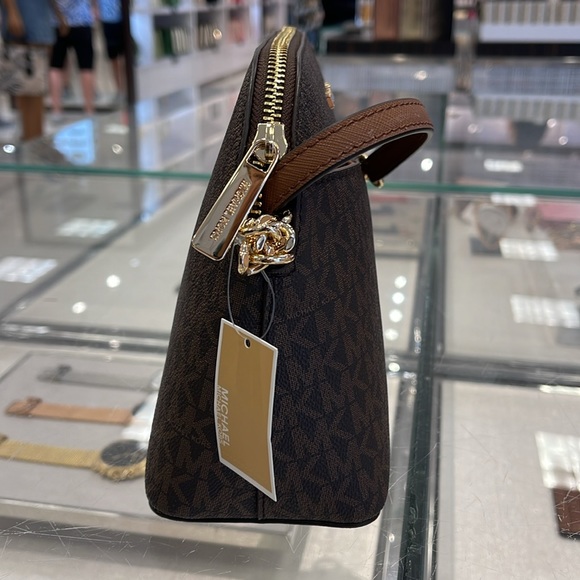 MICHAEL KORS
Jet Set Travel Medium Logo Dome Crossbody Bag
NWT - Picture 3 of 16